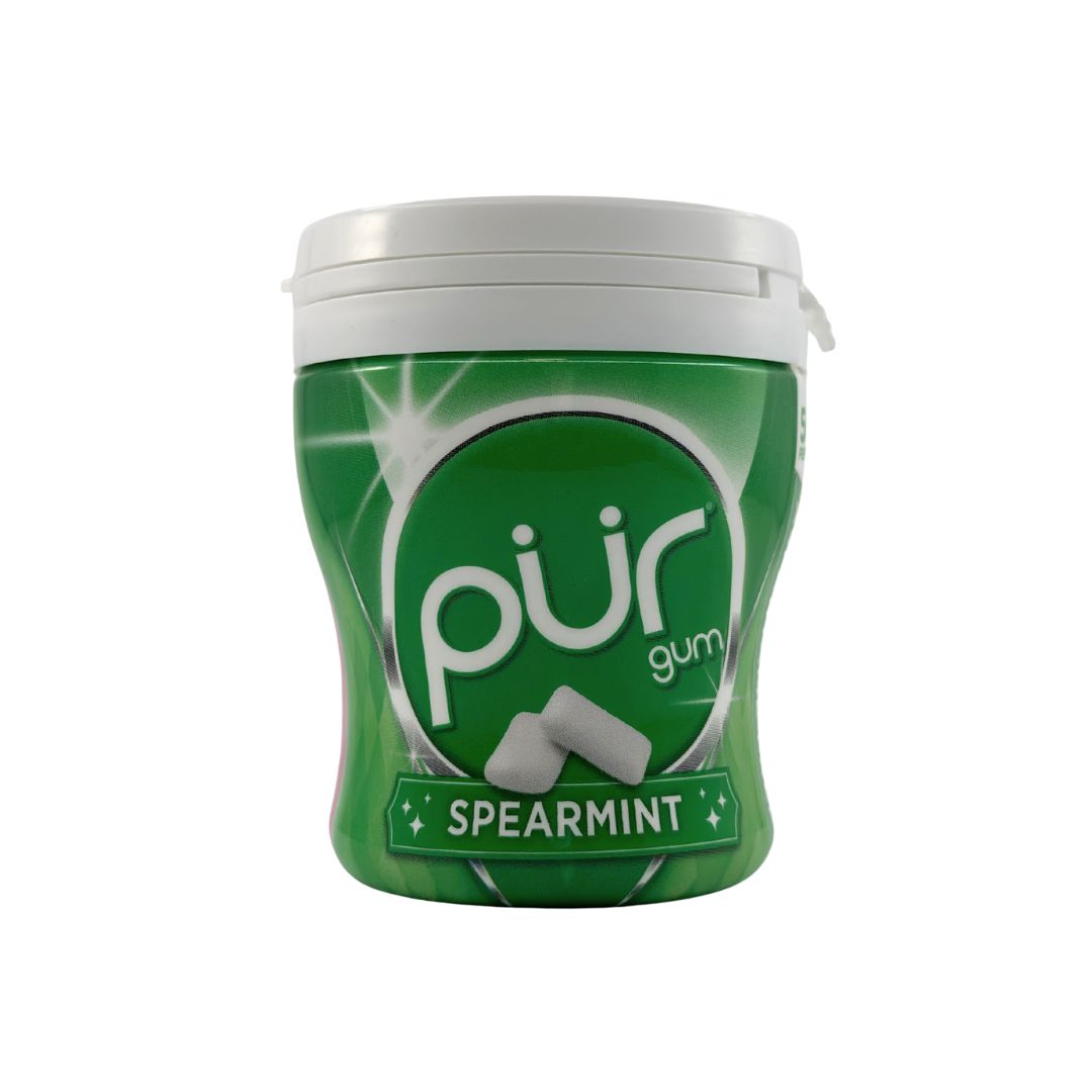 Grüne Dose Pür Spearmint Kaugummi mit zwei Kaugummistücken auf der Vorderseite.