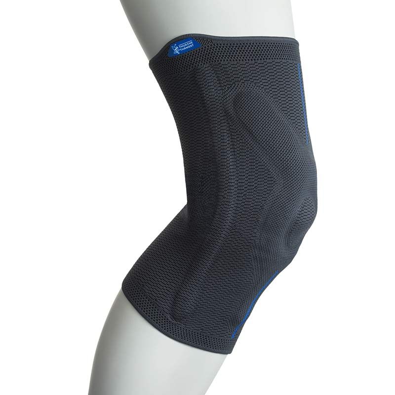 Kniebandage, grau, mit blauen Akzenten und Logo. Auf einem Bein getragen. Flexibles Material, anatomische Form.