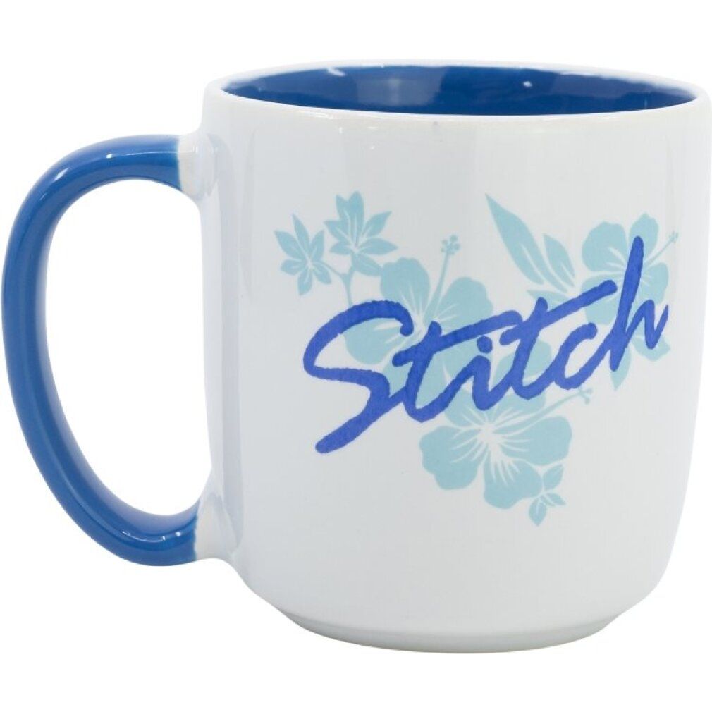 Weißer Becher mit blauem Griff und Innenraum. Aufschrift: Stitch mit blauen Blumen.