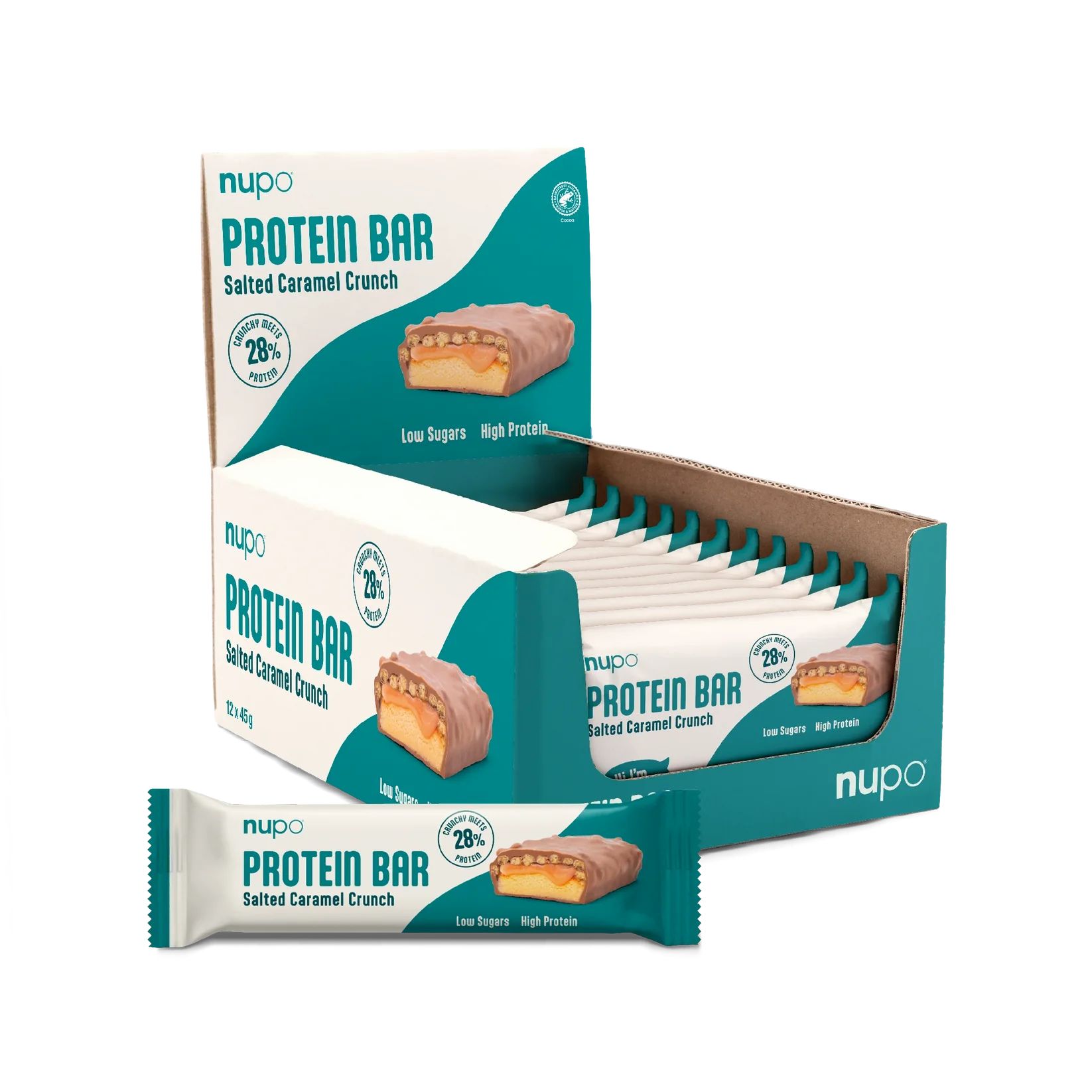 Proteinriegel in Verpackung. Marke und Produktbezeichnung sichtbar. Einzelne Riegel und Boxen mit Riegeln.