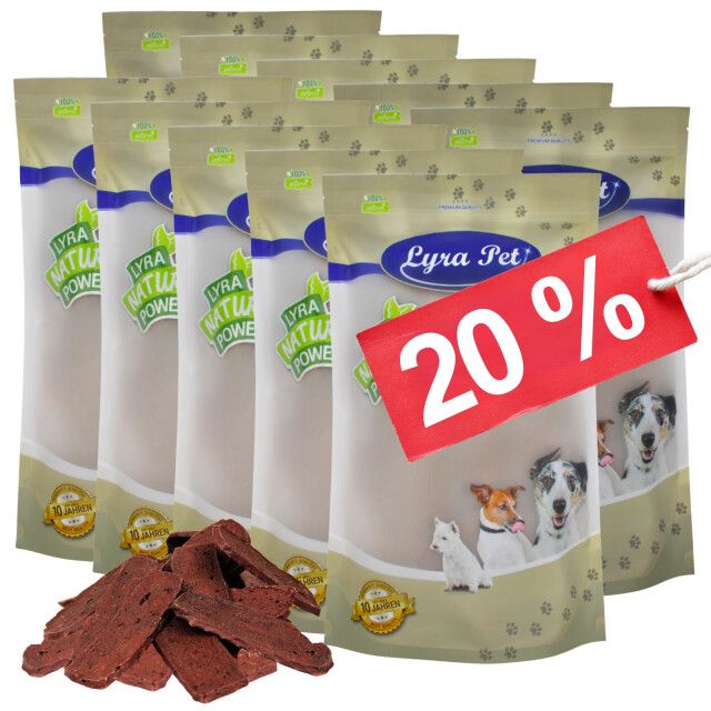 Mehrere Beutel Lyra Pet Lammfleischstreifen. Auf einem Beutel ist ein 20% Rabatt-Schild angebracht. Aufdruck: Hunde.