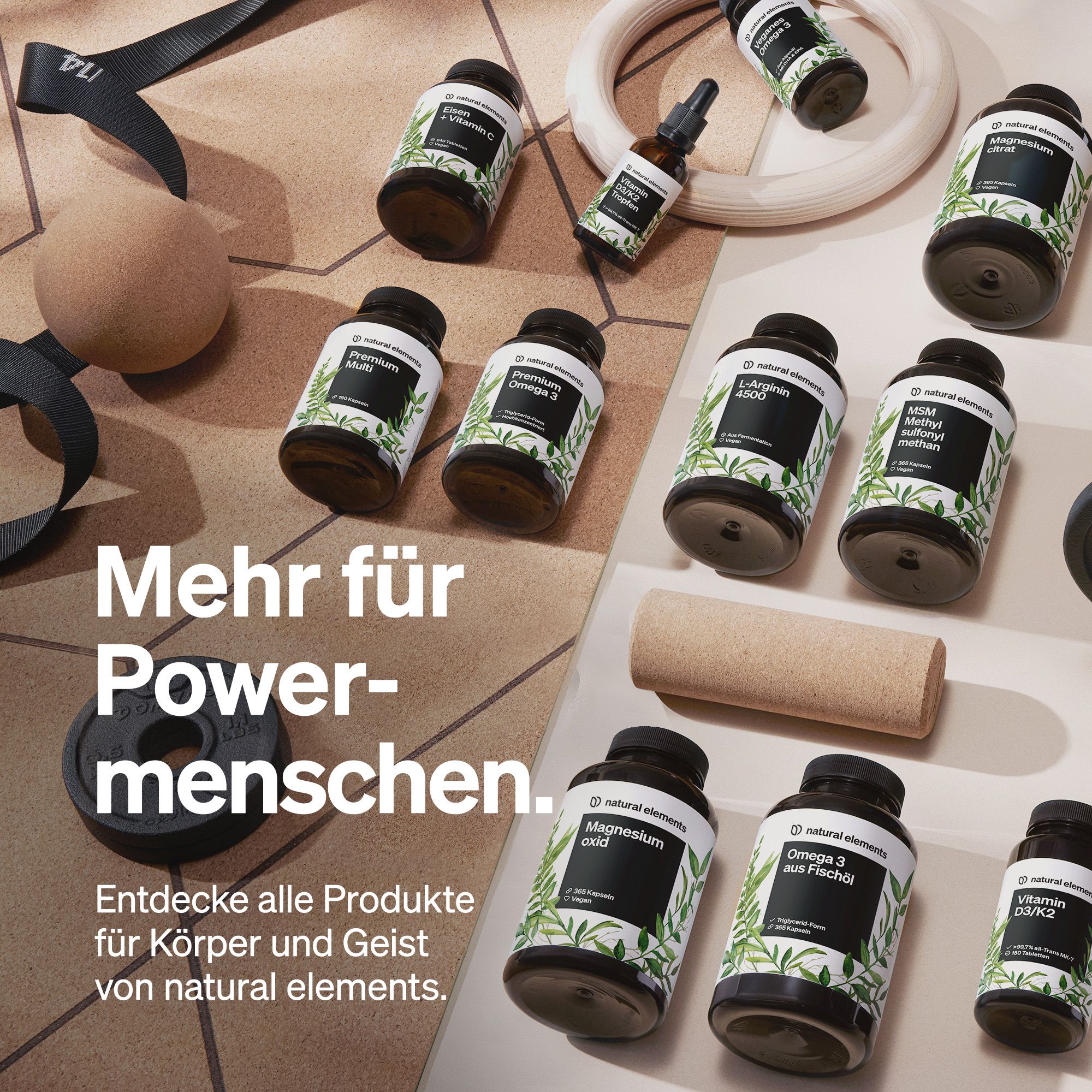Verschiedene Produkte auf einer Oberfläche. Flaschen, Gewichte, Ringe. Text: Mehr für Powermenschen.