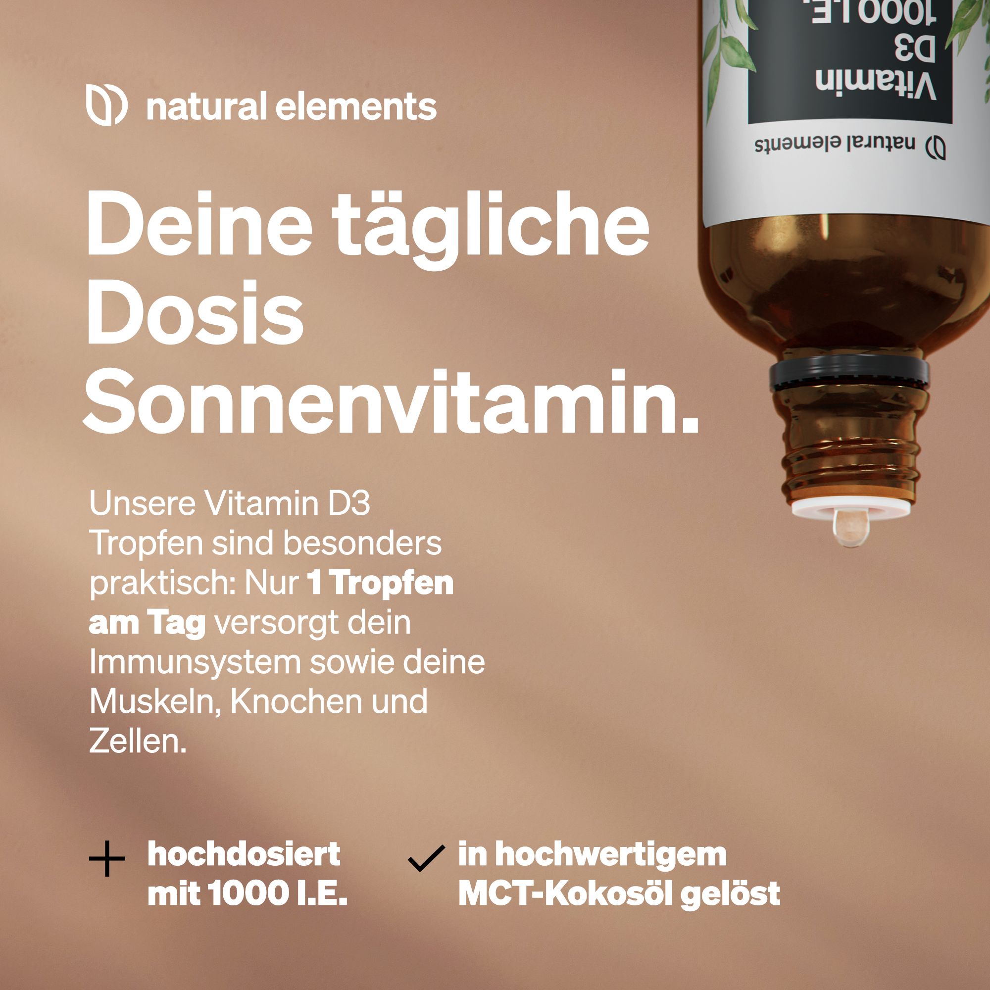 Braune Flasche mit schwarzem Deckel. Text: "Deine tägliche Dosis Sonnenvitamin". Enthält Informationen über die Dosierung von Vitamin D3.