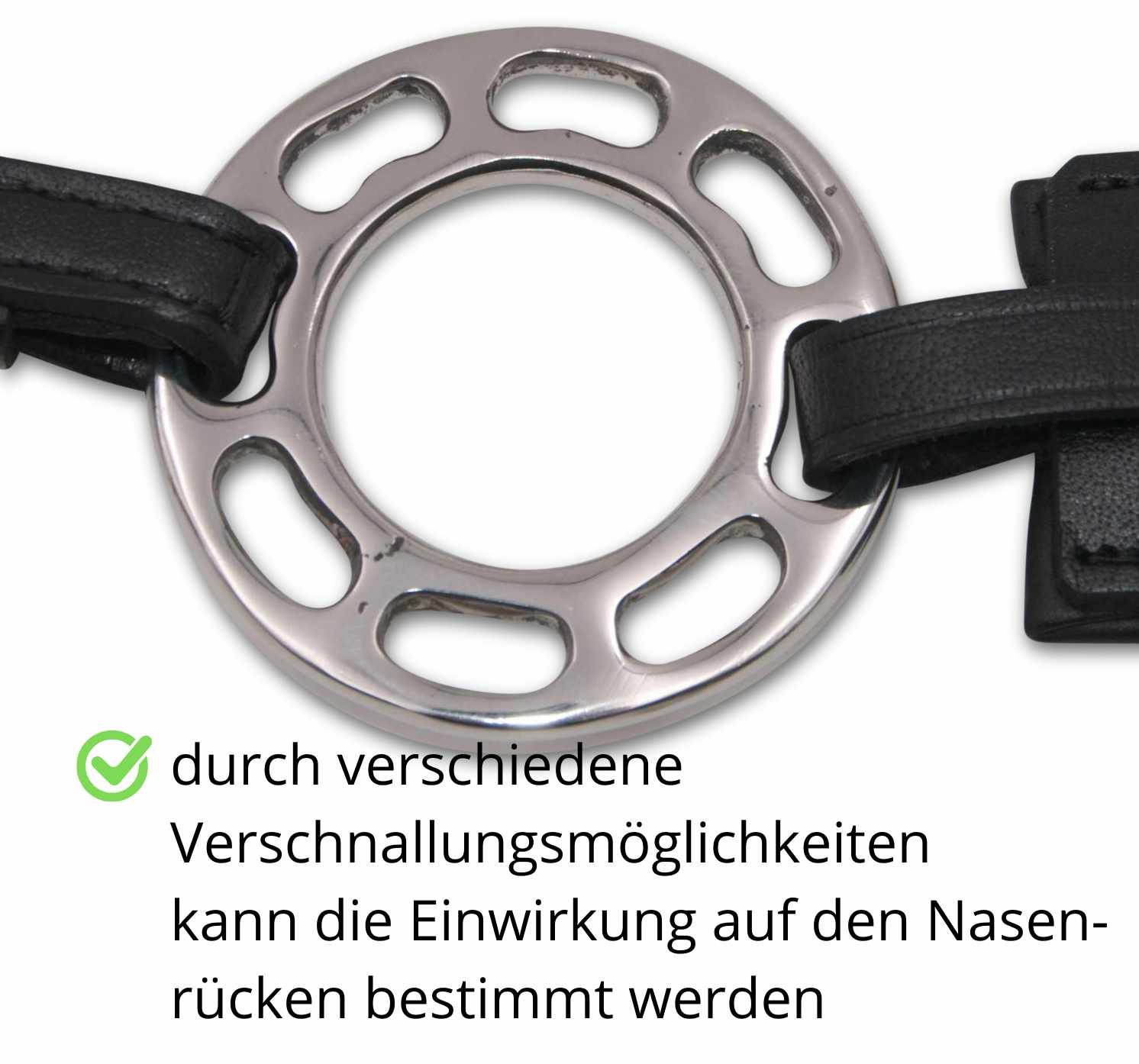 Nahaufnahme eines silbernen Rings mit Löchern und schwarzen Lederriemen. Text: Durch verschiedene Verschnallungsmöglichkeiten kann die Einwirkung bestimmt werden.