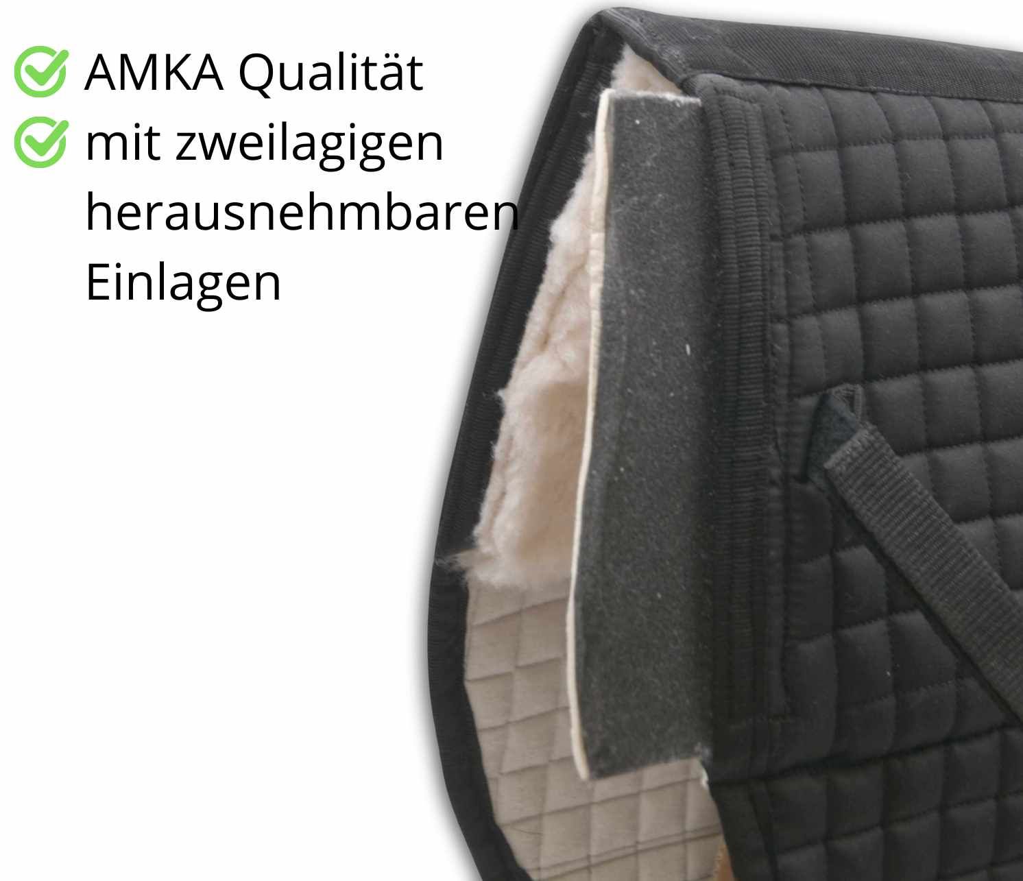Schwarze Sattelunterlage mit herausnehmbaren Einlagen. Text: AMKA Qualität, mit zweilagigen herausnehmbaren Einlagen.