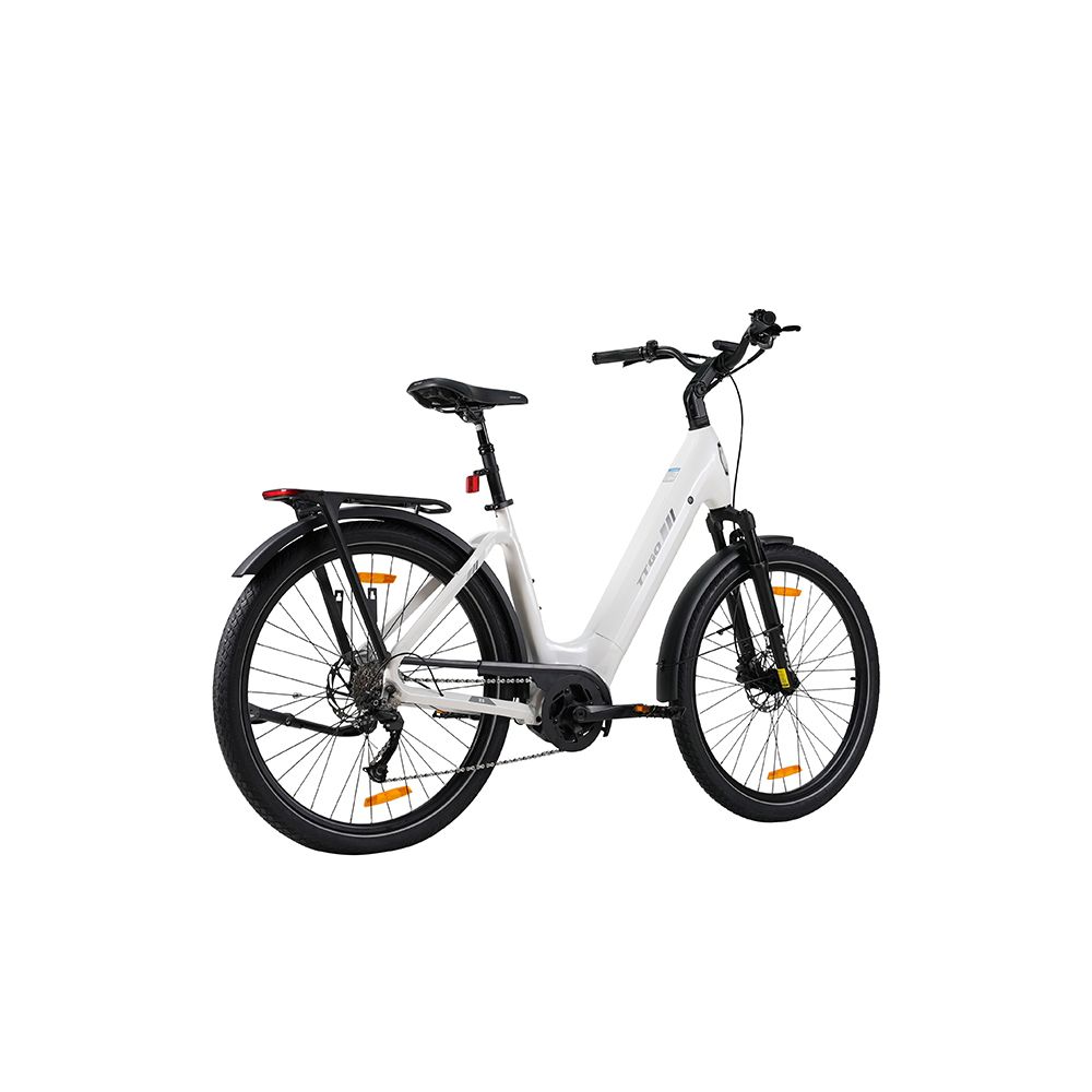 Weißes Elektrofahrrad mit schwarzen Reifen und Schutzblechen. Gepäckträger hinten. Gelbe Reflektoren an den Rädern.