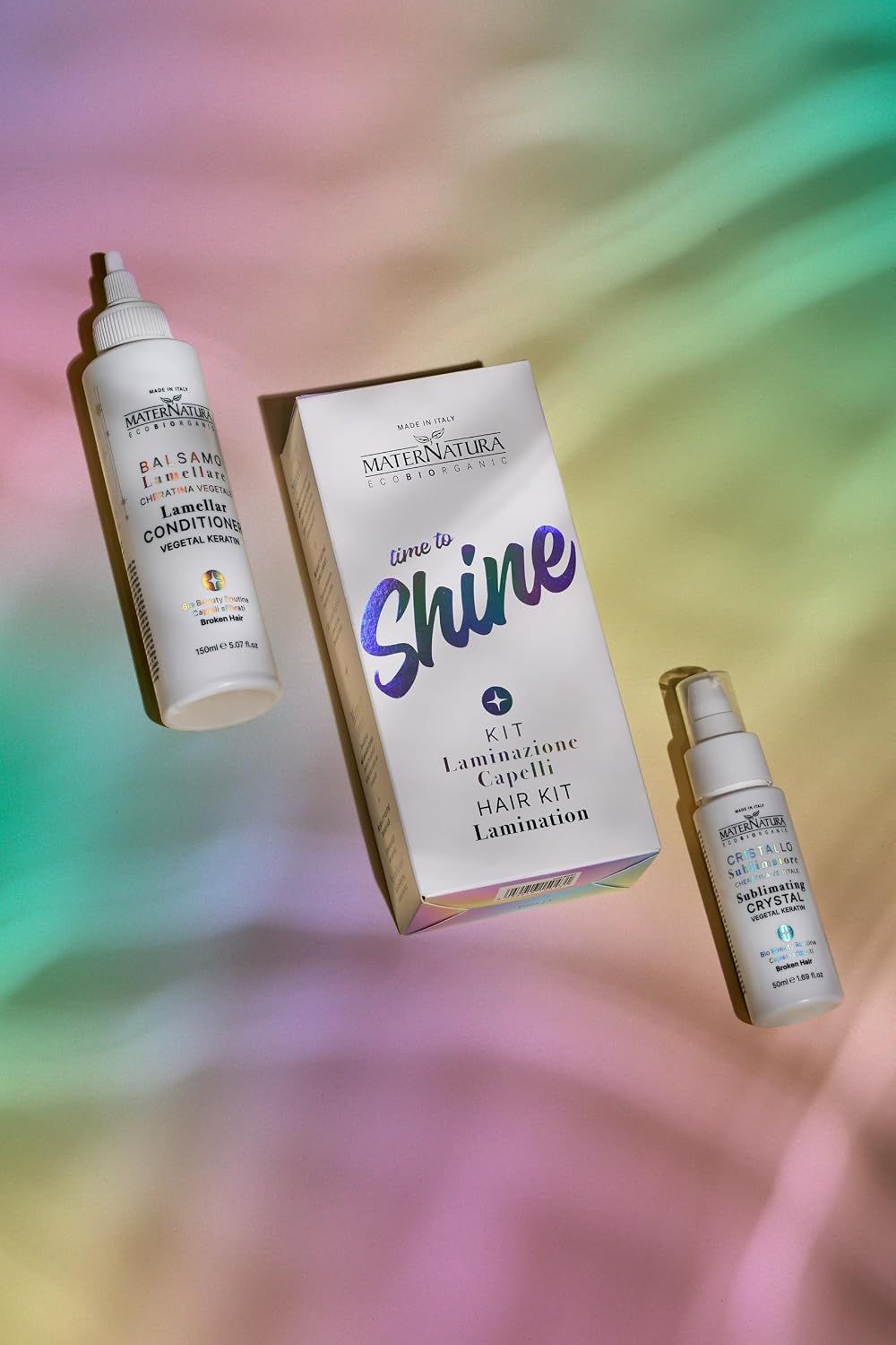 VALQUER Laboratorios RIOtina Shampoo Flasche, gehalten von einer lächelnden Frau.