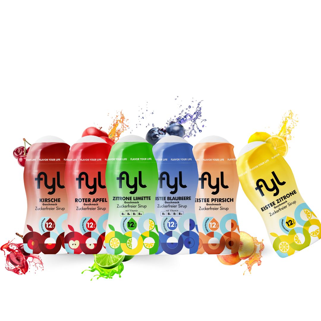 Sechs Flaschen fyl Sirup: Kirsche, Roter Apfel, Zitrone Limette, Blaubeere, Eistee Pfirsich, Eistee Zitrone. Aufschrift: 12 Portionen.