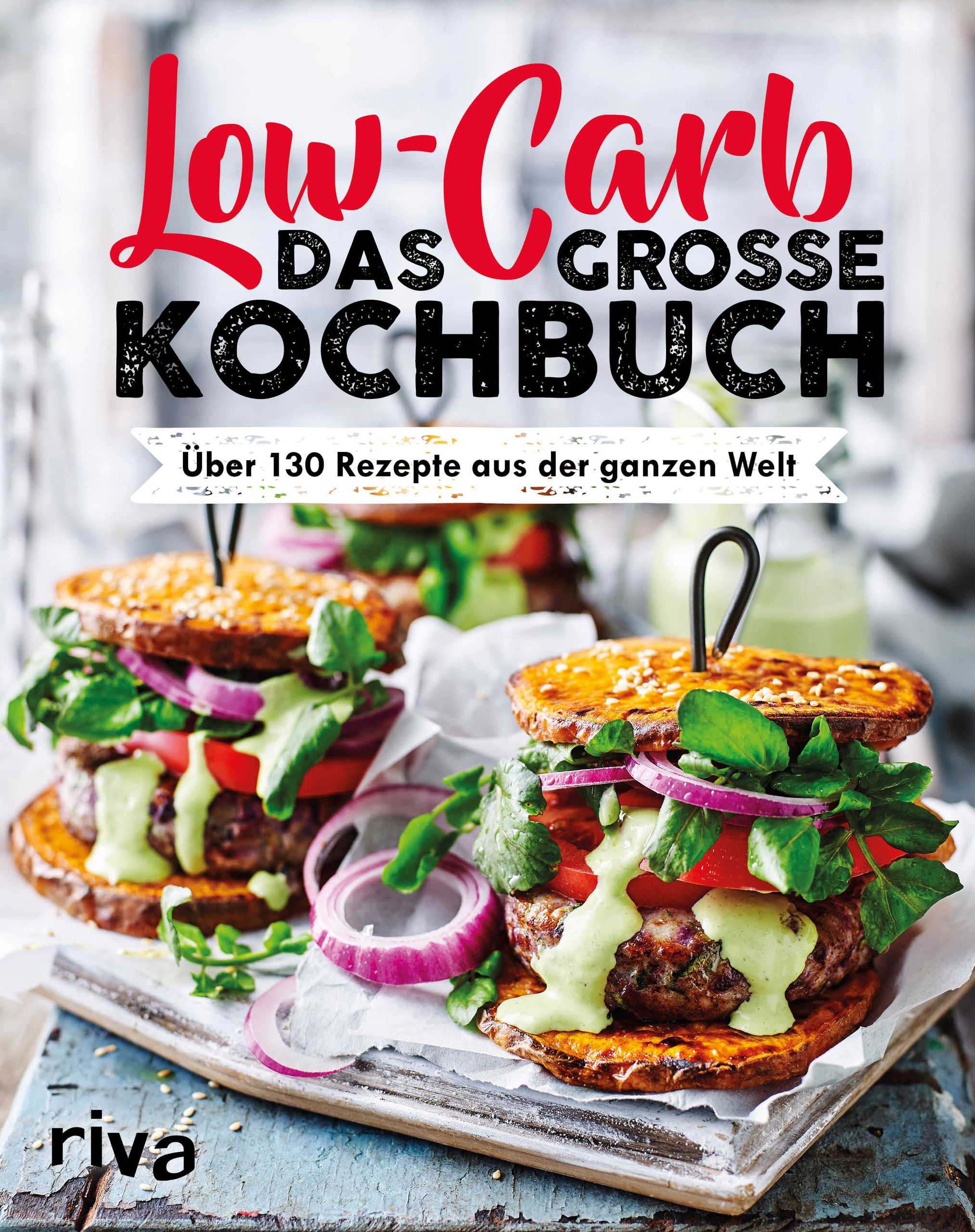 Kochbuch-Cover: "Low-Carb. Das große Kochbuch". Titel in Rot und Schwarz. Untertitel: Über 130 Rezepte aus der ganzen Welt. Riva-Logo.