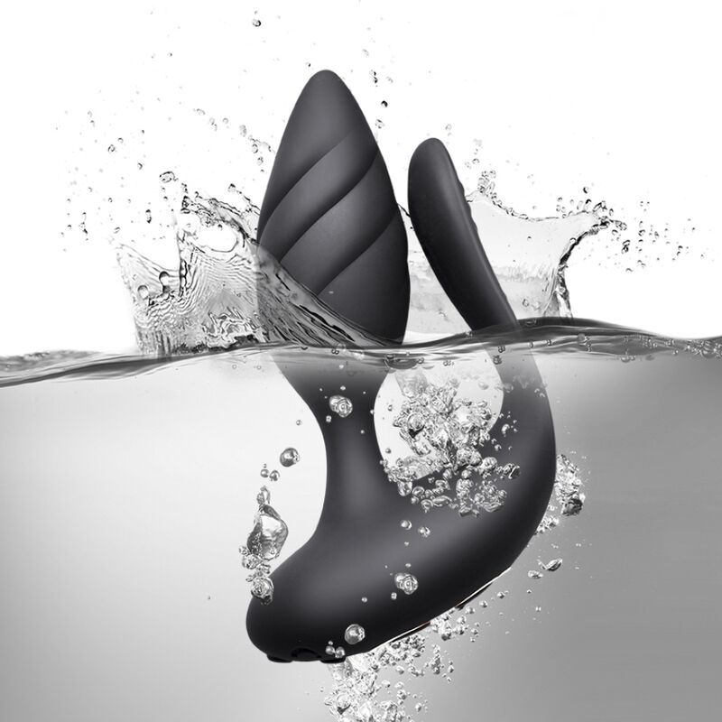 Schwarzes Wellness-Produkt im Wasser. Geformt mit einem geriffelten Kopf und geschwungenem Arm. Wasserspritzer.