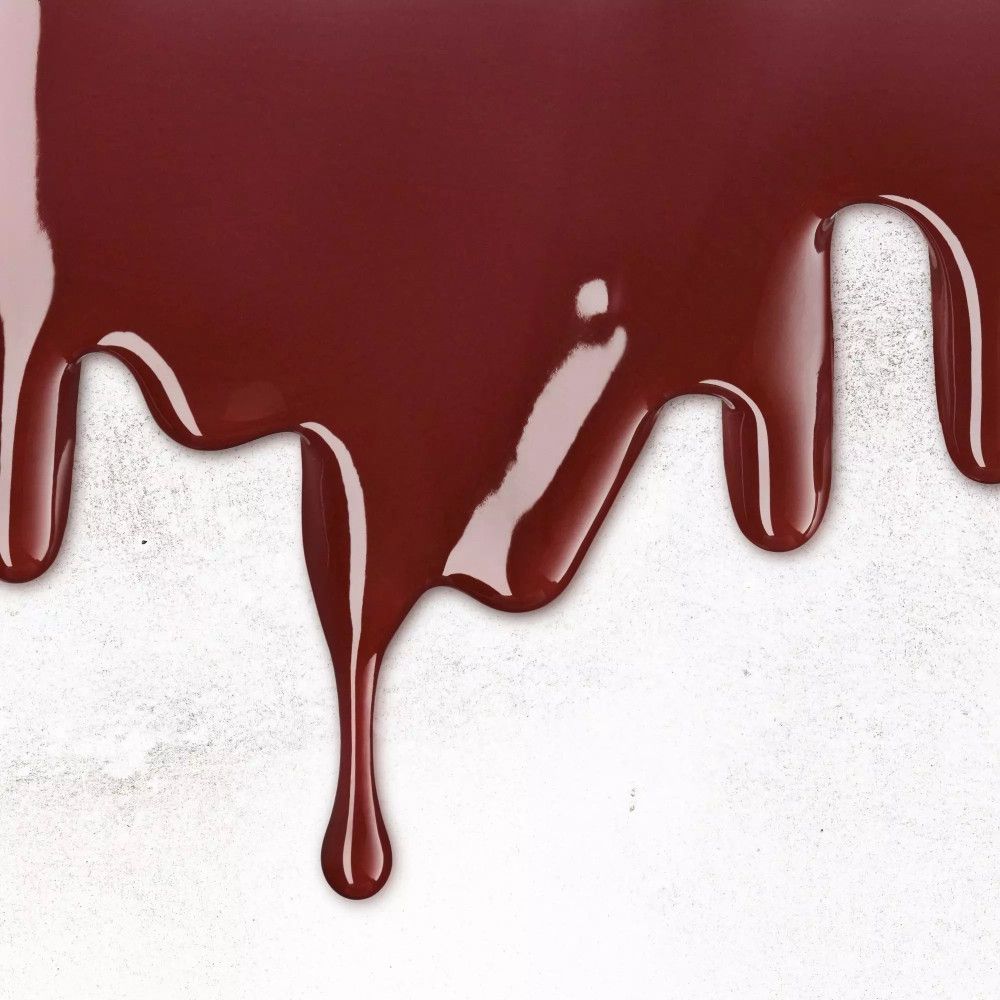 Nahaufnahme von tropfender, glänzender, brauner Flüssigkeit. Tropfen auf hellem Hintergrund.