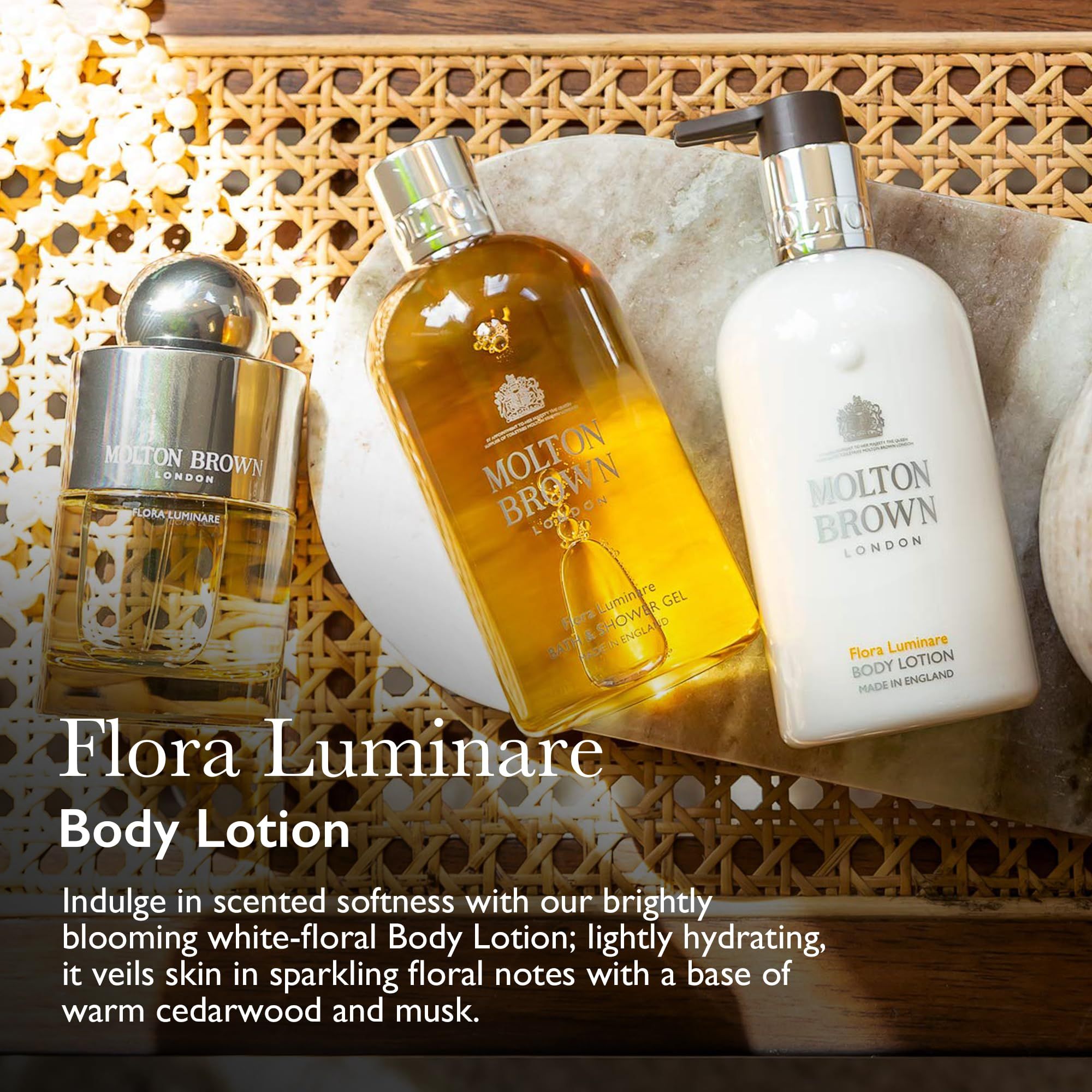 Drei Molton Brown Flora Luminare Produkte: Parfumflakon, Duschgel und Body Lotion.