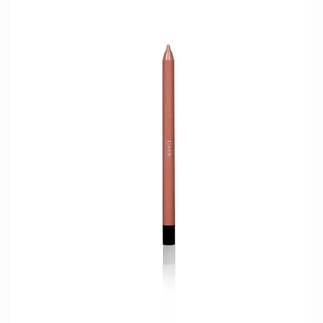 Lippenstift in Nude-Farbe. Schwarze Spitze. Aufschrift: GA-DE. Auf weißem Hintergrund.