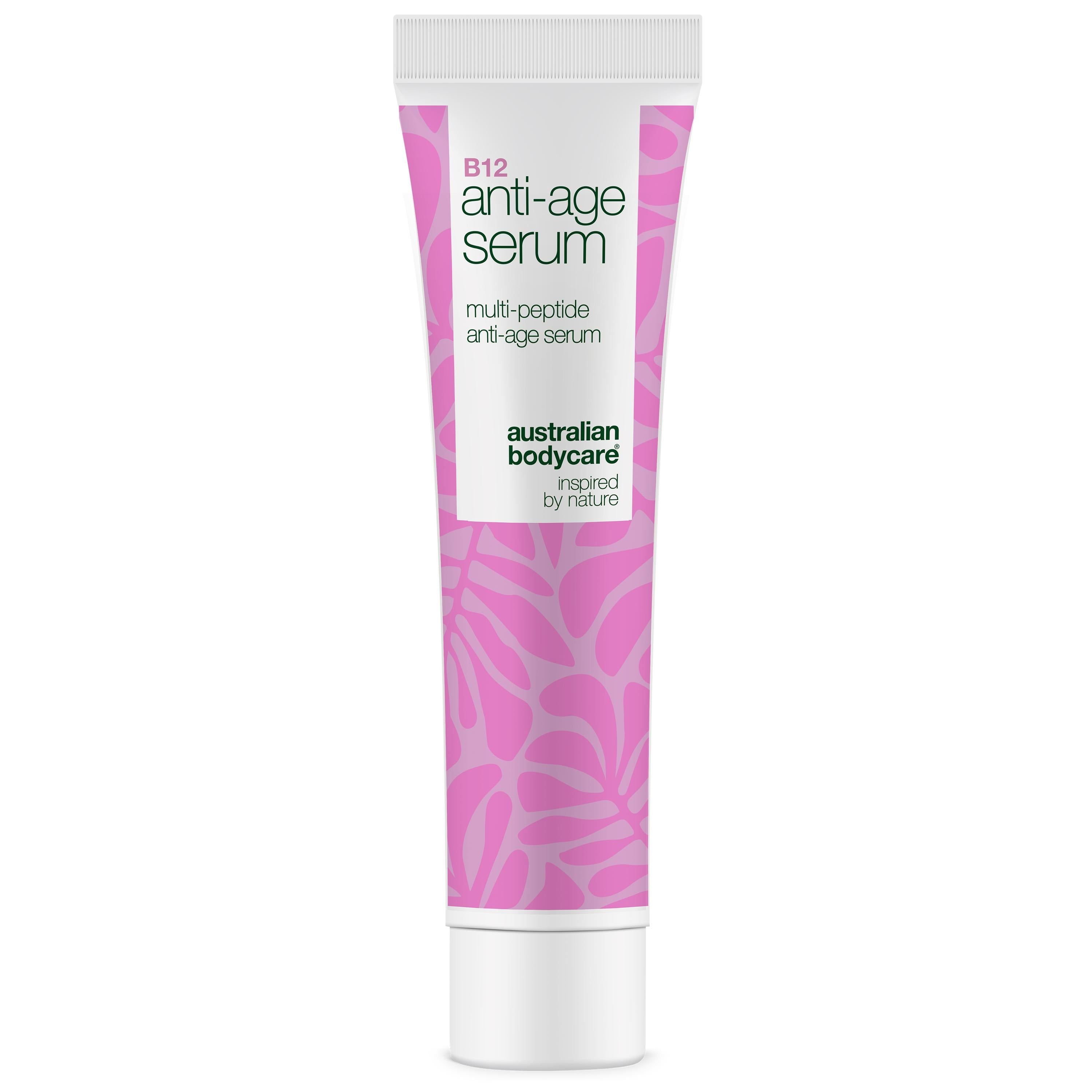 Tube mit B12 Anti-Age-Serum. Weißer Deckel, rosa Muster. Text: B12 Anti-Age Serum, Multi-Peptide. Marke: Australian Bodycare.