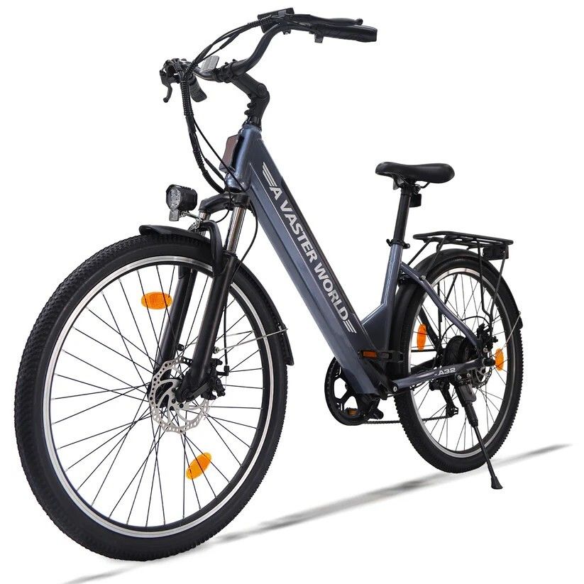 Graues Elektrofahrrad mit schwarzem Rahmen, Schutzblechen und Gepäckträger. Vorder- und Rücklicht, Scheibenbremsen.
