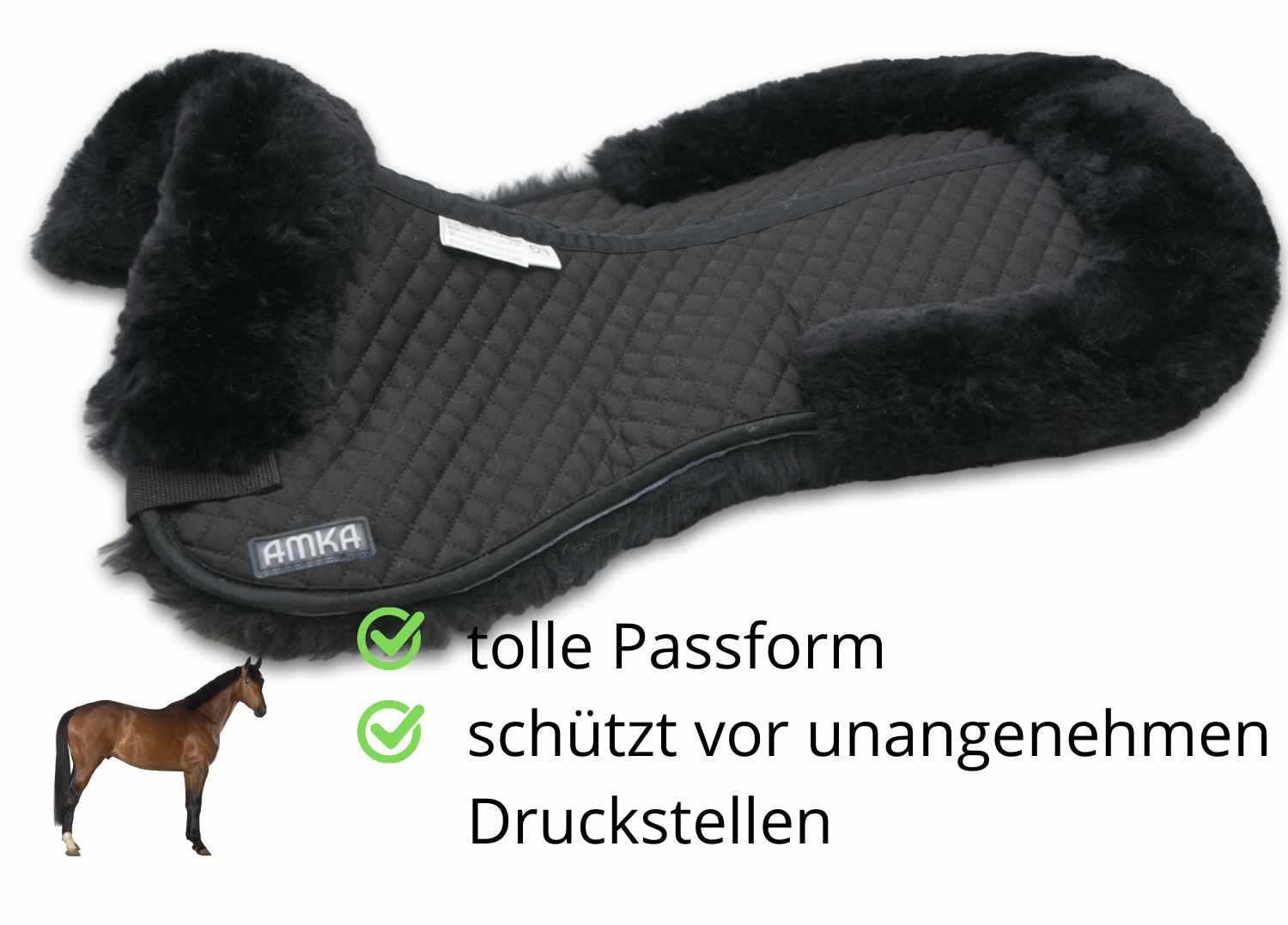 Schwarzes Sattelkissen mit Lammfell. Gepolsterte Oberfläche mit AMKA-Logo. Text: tolle Passform, schützt vor unangenehmen Druckstellen. Pferd.