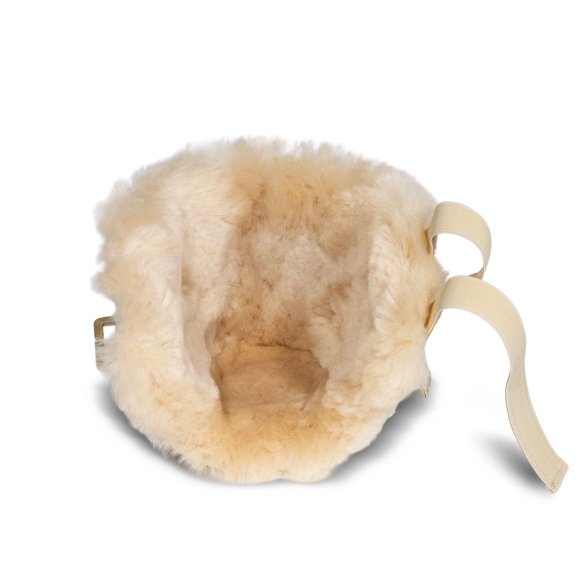 Ein cremefarbener Lammfell-Schuh mit zwei Riemen zur Befestigung.