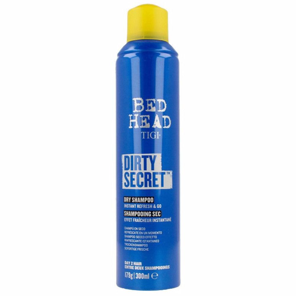 Blaue Sprühflasche mit gelbem Deckel. Bed Head Dirty Secret Trockenshampoo. Text auf der Flasche: Dry Shampoo, Instant Refresh & Go.