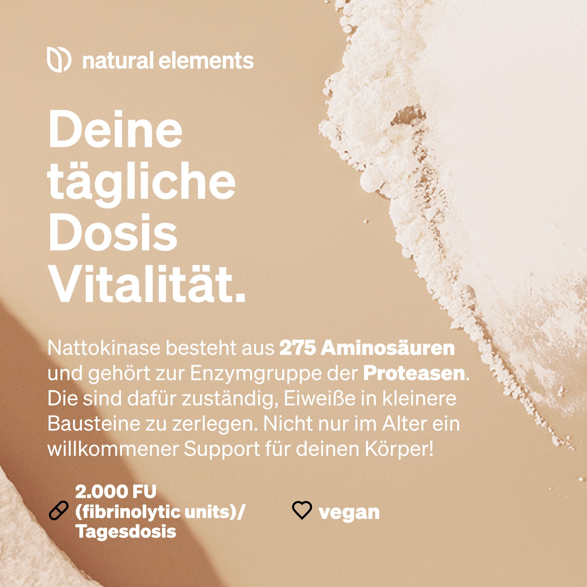 Text auf beigem Hintergrund: Deine tägliche Dosis Vitalität. Informationen zu Nattokinase, 2.000 FU, vegan.
