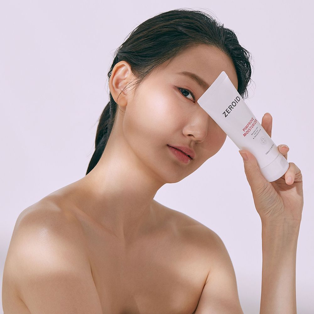Frau hält eine weiße Tube ZEROID Pimprove Moisturizer vor ihr Gesicht. Text: Balance Care for Oily & Troubled Skin.