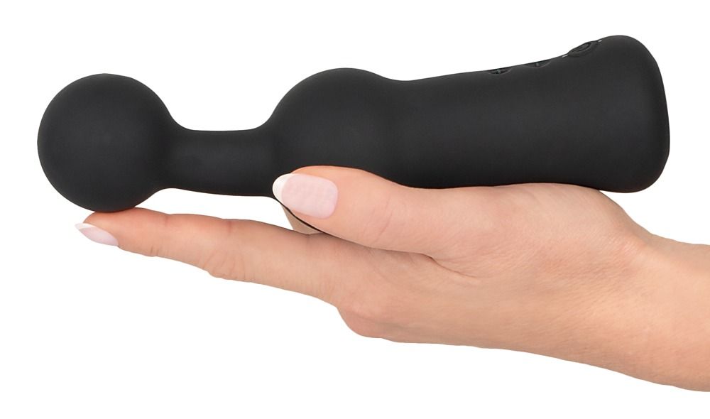 Schwarzer Vibrator in einer Hand gehalten. Kugelförmiger Kopf und abgerundeter Schaft.