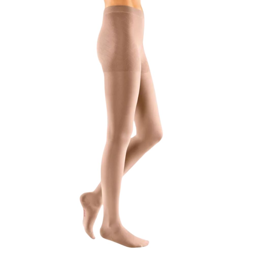 Hautfarbene Kompressionsstrumpfhose. Seitliche Ansicht einer Person, die die Strumpfhose trägt. Feines, transparentes Material.