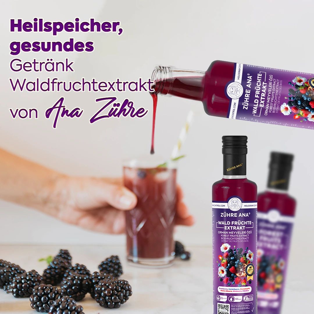 Flasche mit Waldbeer-Extrakt wird in ein Glas mit Eis und Beeren gegossen. Frische Brombeeren liegen daneben.