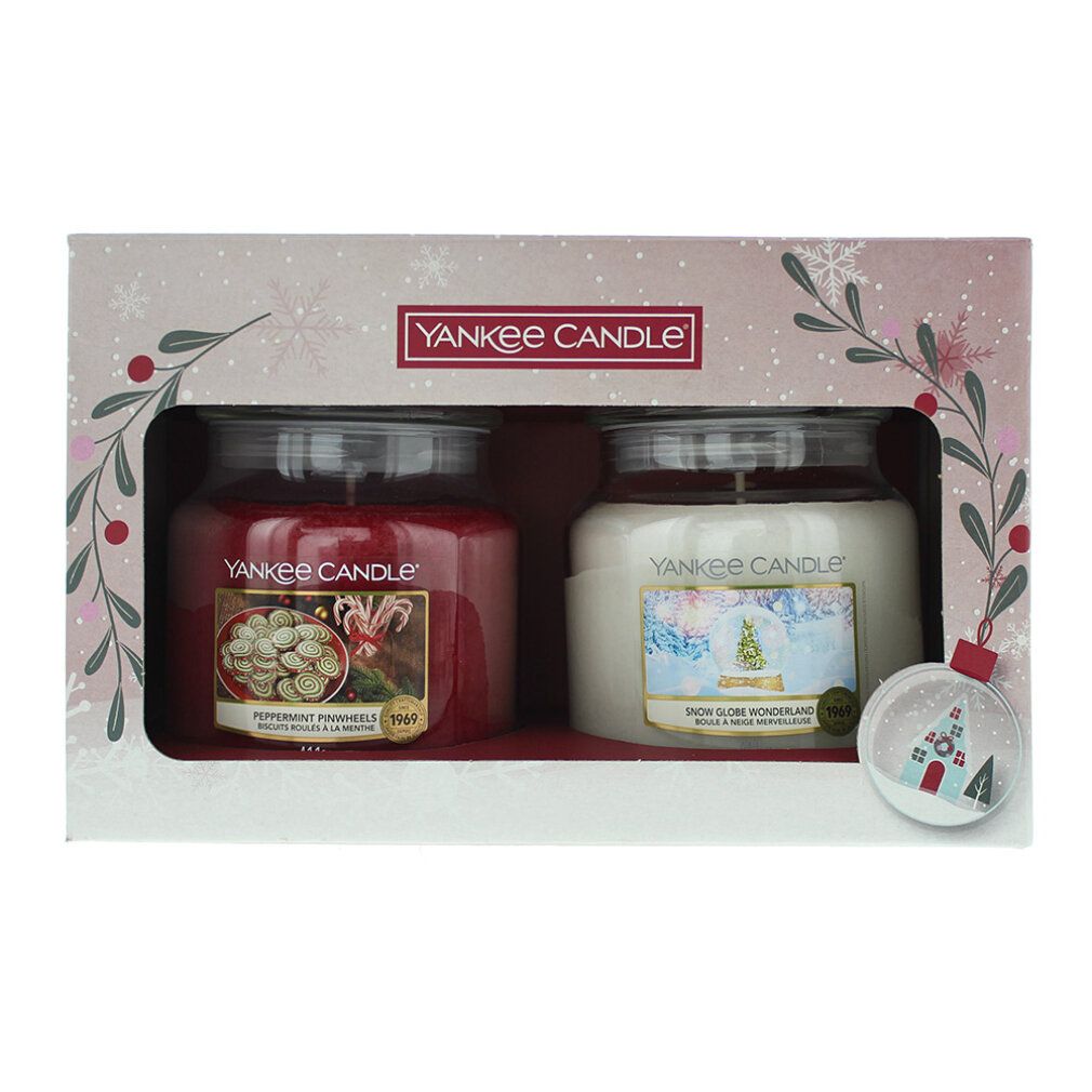 Geschenkset mit zwei Yankee Candle Gläsern. Rote und weiße Kerzen, Logo oben. Ornament-Dekoration.