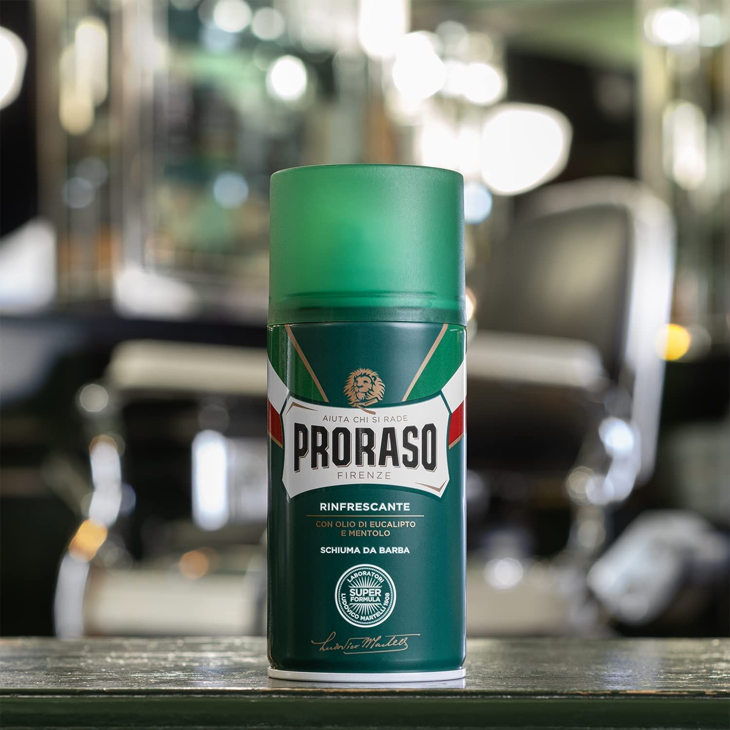Grüne Dose mit Text: Proraso, Rinfrescante, Schiuma da barba. Grüner Deckel.