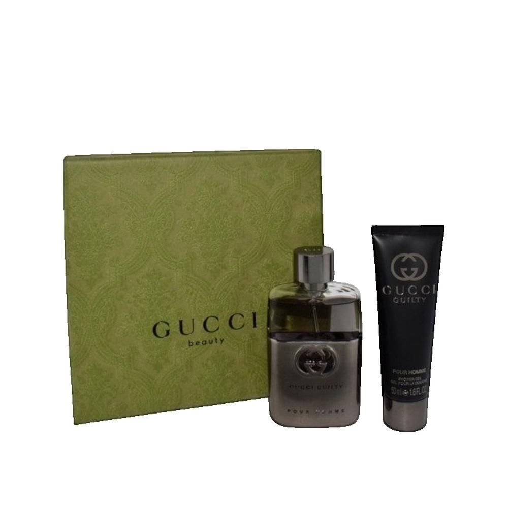 Geschenkset mit Parfümflakon, Tube und Schachtel. Flakon und Tube tragen das Gucci-Logo. Schachtel mit Gucci-Schriftzug.