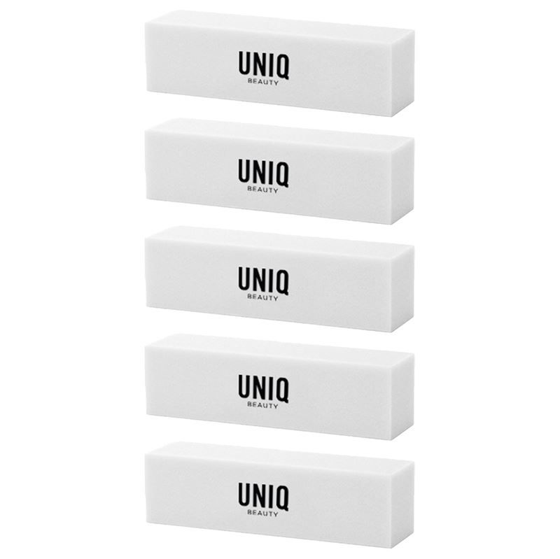 Fünf weiße Nagelbuffer mit "UNIQ BEAUTY"-Logo. Rechteckige Form.