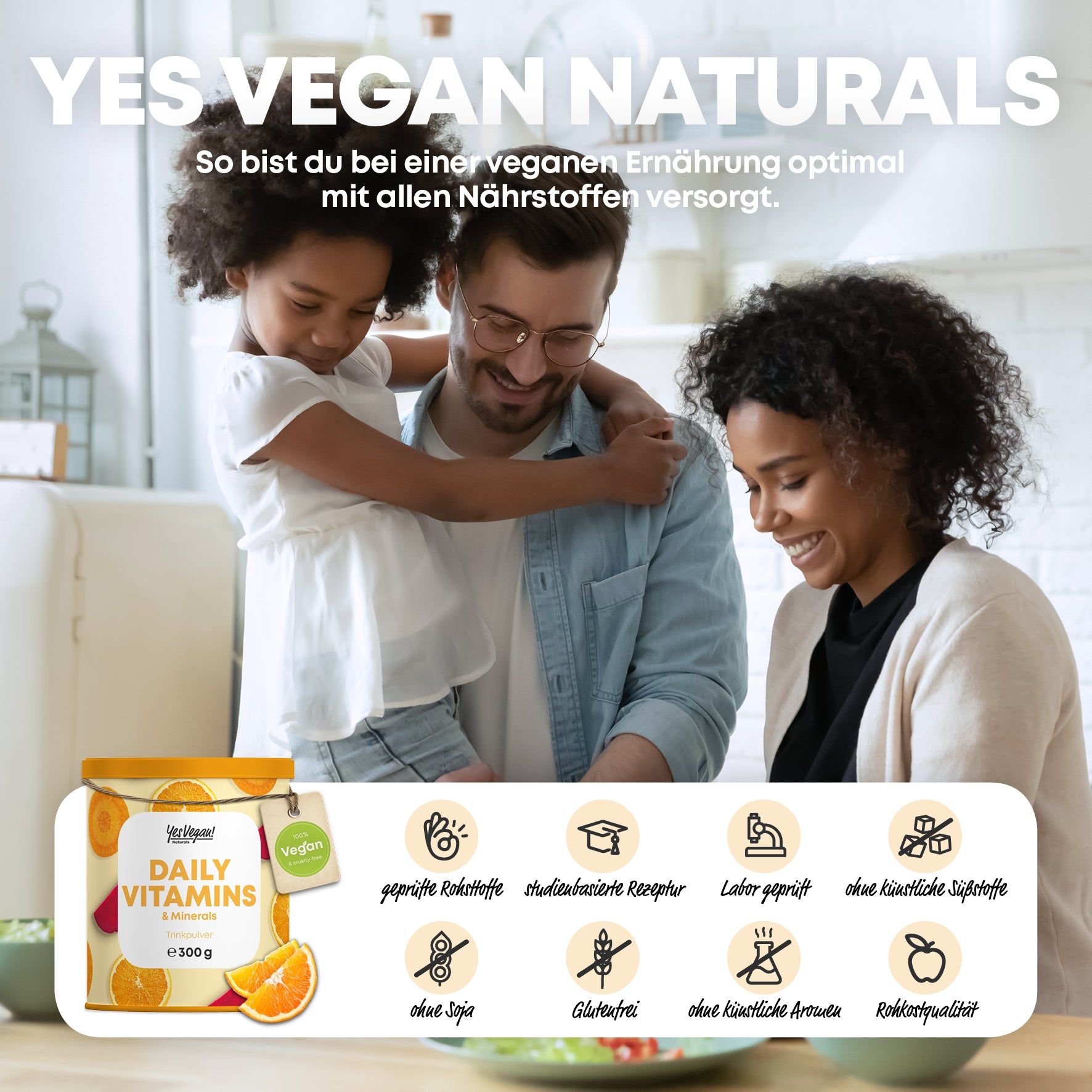 Familie in Küche. Dose "Daily Vitamins & Minerals" mit Etikett. Logos: vegan, glutenfrei, ohne Soja, ohne künstliche Aromen.