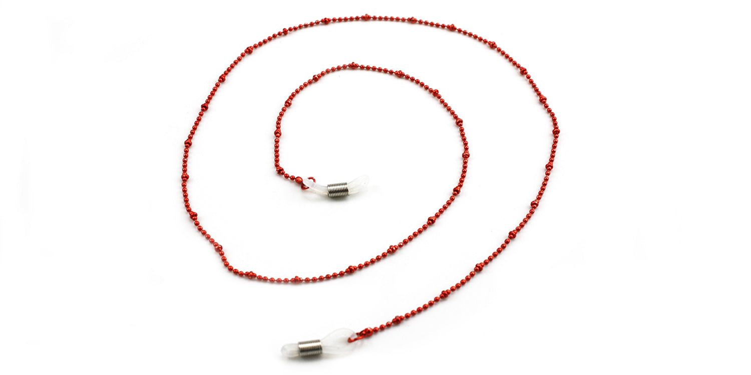 Rote Brillenkette mit kleinen Perlen. Die Kette ist spiralförmig angeordnet und hat an den Enden Schlaufen zur Befestigung an Brillen.
