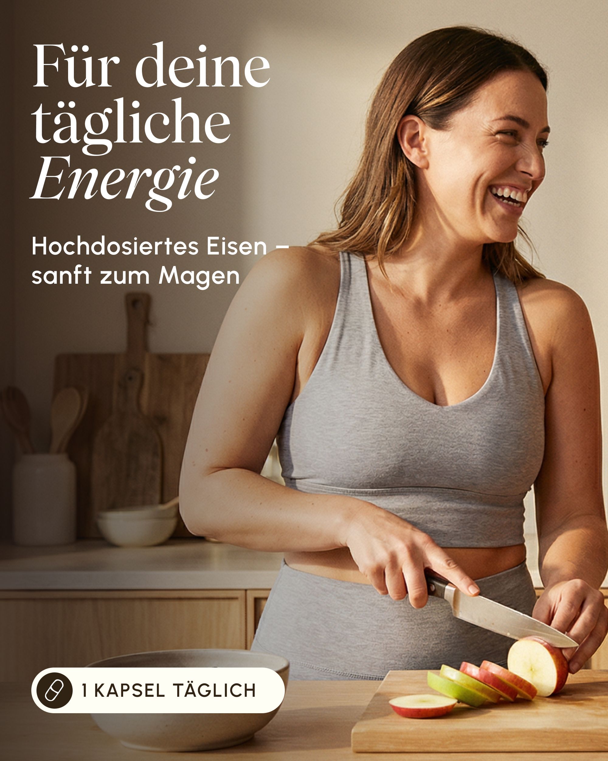 Lächelnde Frau in Sportkleidung schneidet Äpfel. "Für deine tägliche Energie."
