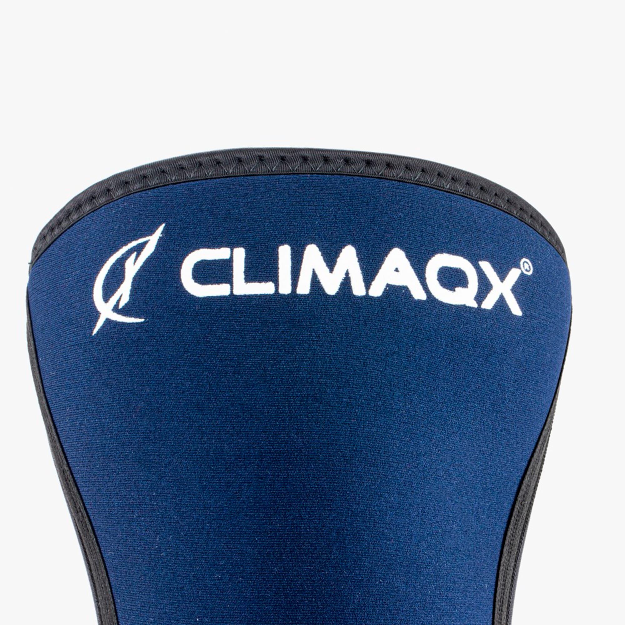 Nahaufnahme der CLIMAQX Kniebandage. Blaues Material. Weißes Logo. Schwarze Einfassung.
