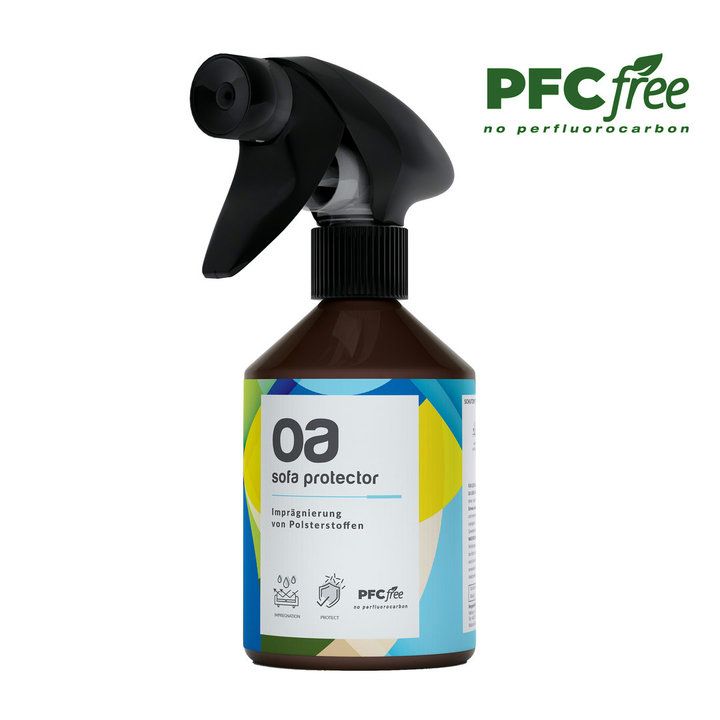 OA Sofa Protector Sprühflasche. Braune Flasche mit schwarzem Sprühkopf. Etikett mit Produktinformationen. PFC-frei.