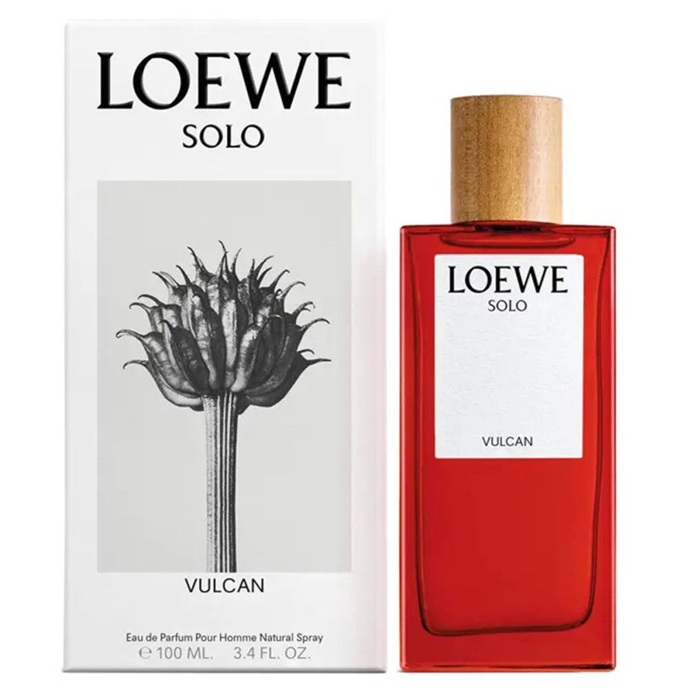 Roter Flakon mit Holzverschluss und weißer Verpackung. Aufschrift: LOEWE SOLO VULCAN. Verpackung mit floraler Illustration.