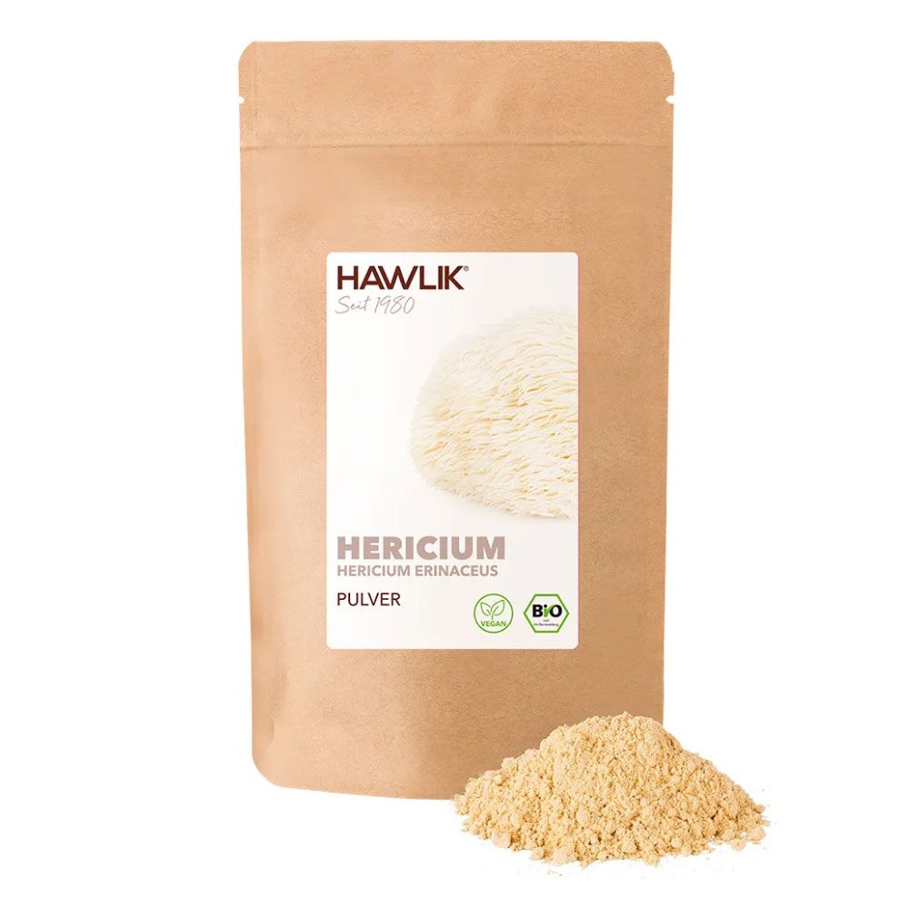 Beutel mit weißem Etikett. Aufschrift: Hawlik, Hericium, Pulver. Bio-Siegel. Daneben Pulverhaufen.