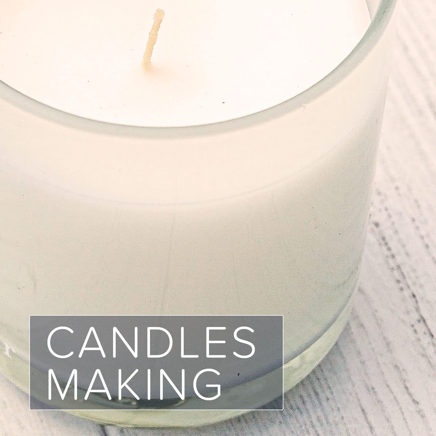 Kerze in einem Glasbehälter. Der Docht ist sichtbar. Aufschrift: CANDLES MAKING.