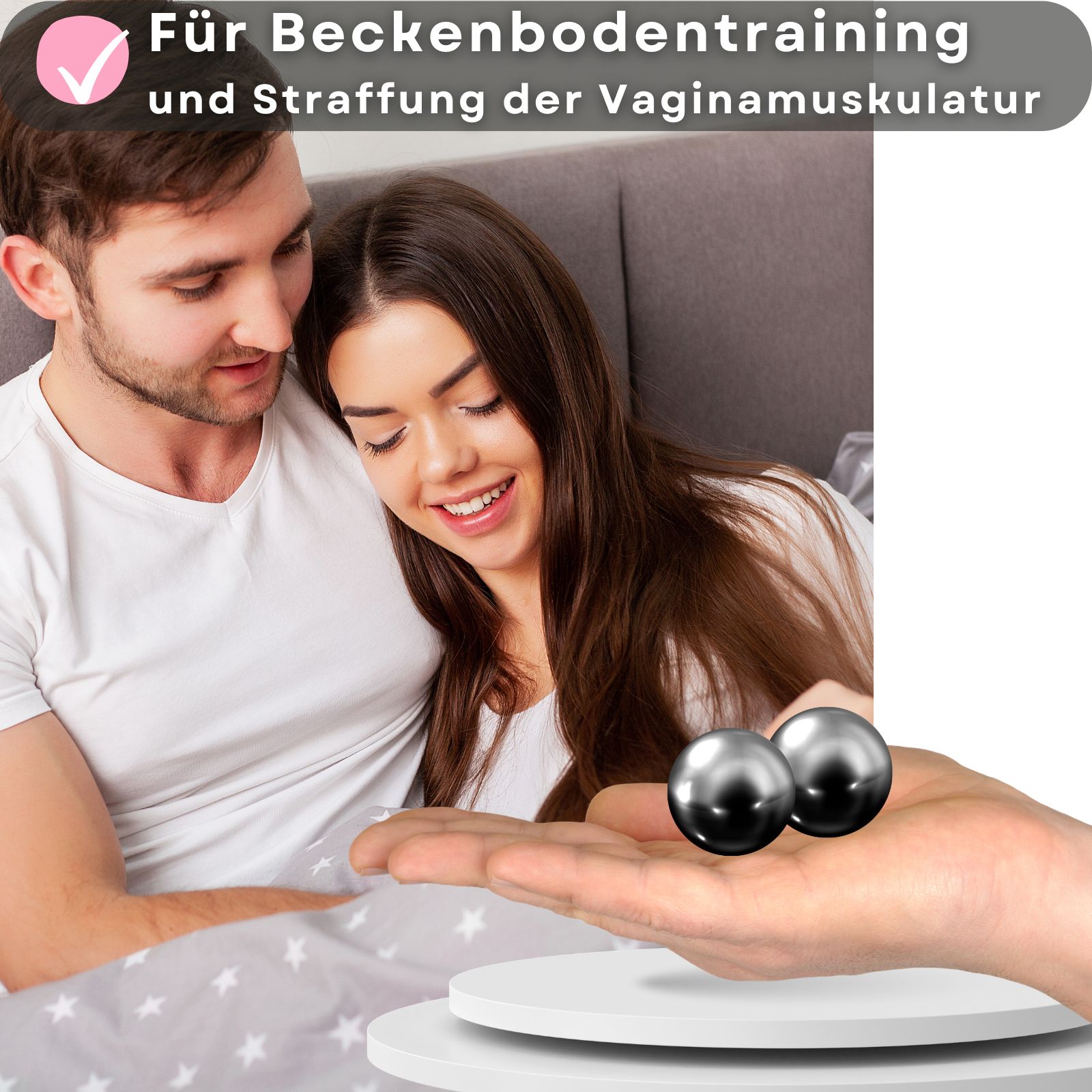 Zwei metallische Kugeln in einer Hand. Ein Paar liegt im Bett. Text: Für Beckenbodentraining und Straffung.