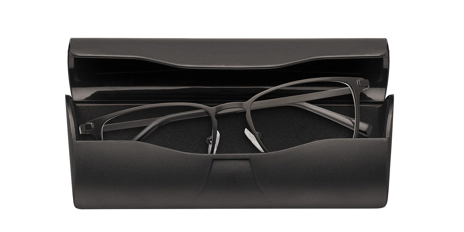 Geöffnetes schwarzes Kunststoff-Etui. Brille im Inneren. Rechteckige Form.