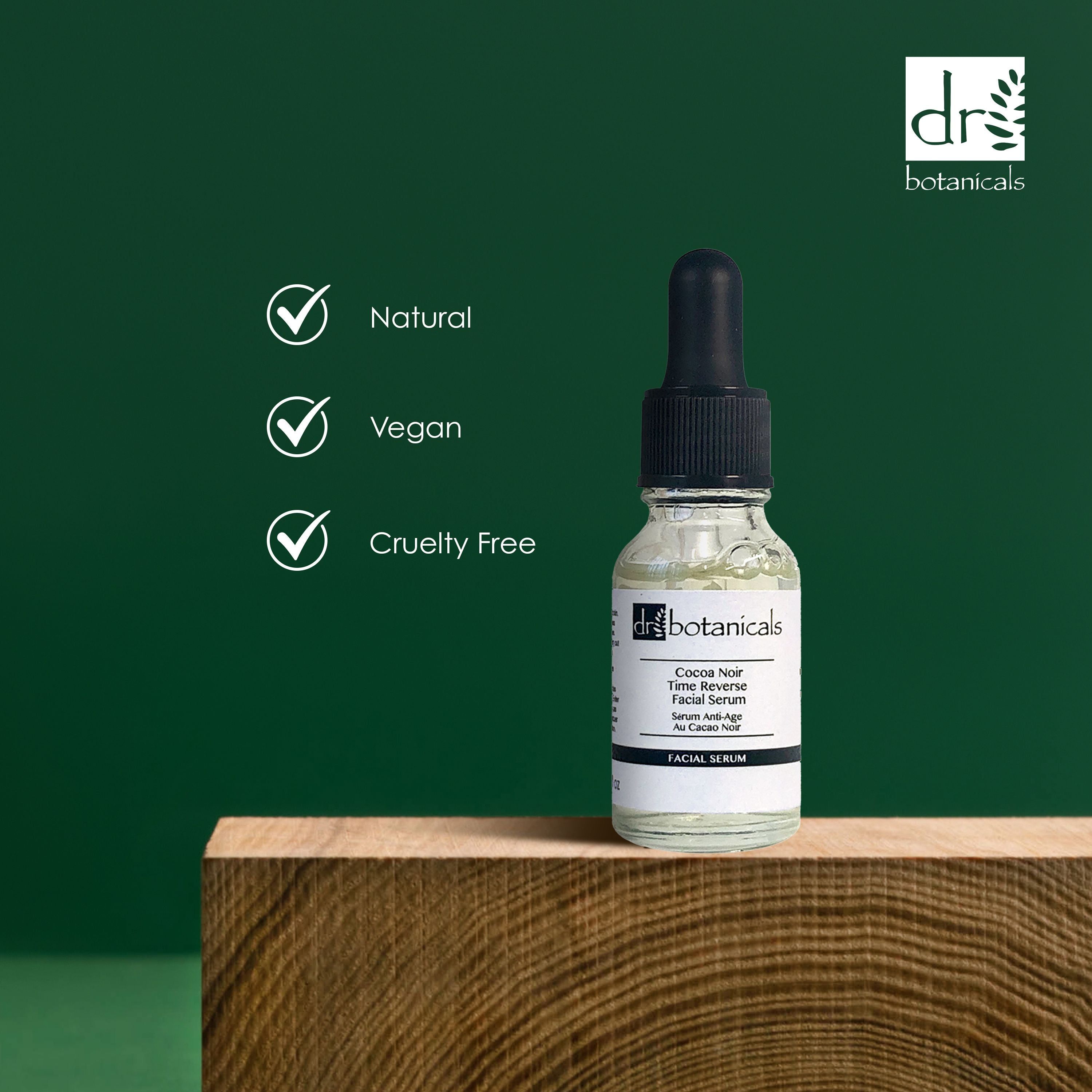 Produktflasche auf Holzblock. Symbole: Natural, Vegan, Cruelty Free.