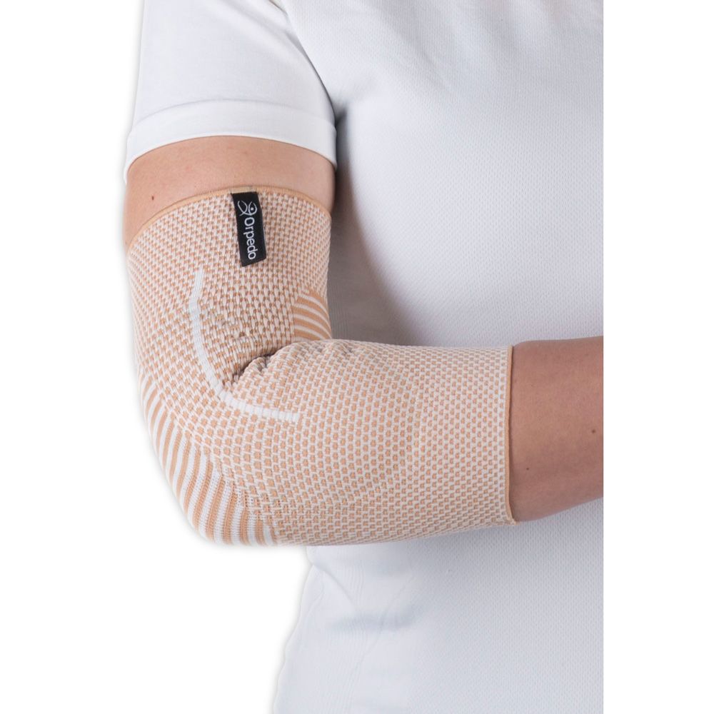Ellbogenbandage, beige, am Arm getragen. Schwarzes Etikett mit "Orpedo". Gestricktes Material, weißer Akzent am Ellenbogen.