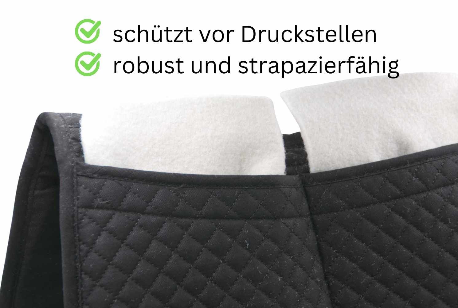 Schwarzes Sattelpad mit weißen Einsätzen. Text: schützt vor Druckstellen, robust und strapazierfähig.