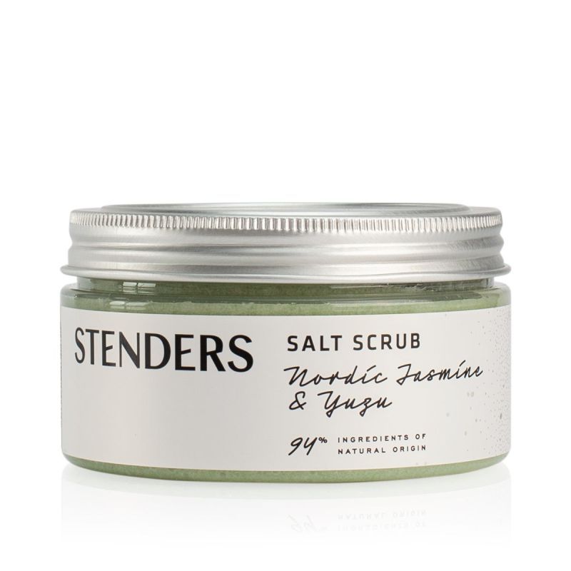 Glas mit Salz-Körperpeeling. Aufschrift: STENDERS, SALT SCRUB, Nordic Jasmine & Yuzu. 94% Inhaltsstoffe natürlichen Ursprungs. Silberner Deckel.