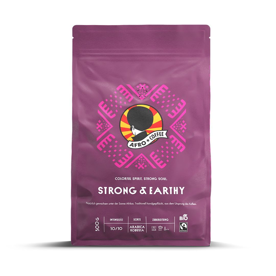 Lila Kaffeepackung mit "Afro Coffee Strong & Earthy" Aufschrift, Bio-Siegel und Fairtrade-Logo.