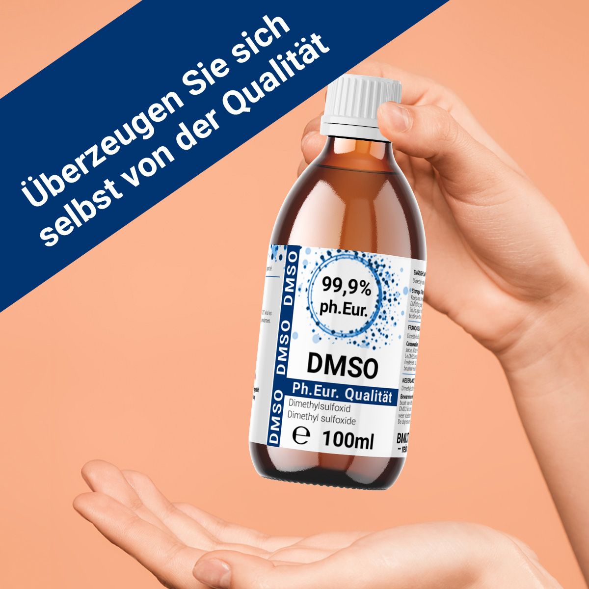 Braunglasflasche mit Etikett, enthält DMSO 99,9% ph. Eur. Eine Hand hält die Flasche. Text: Überzeugen Sie sich selbst von der Qualität.