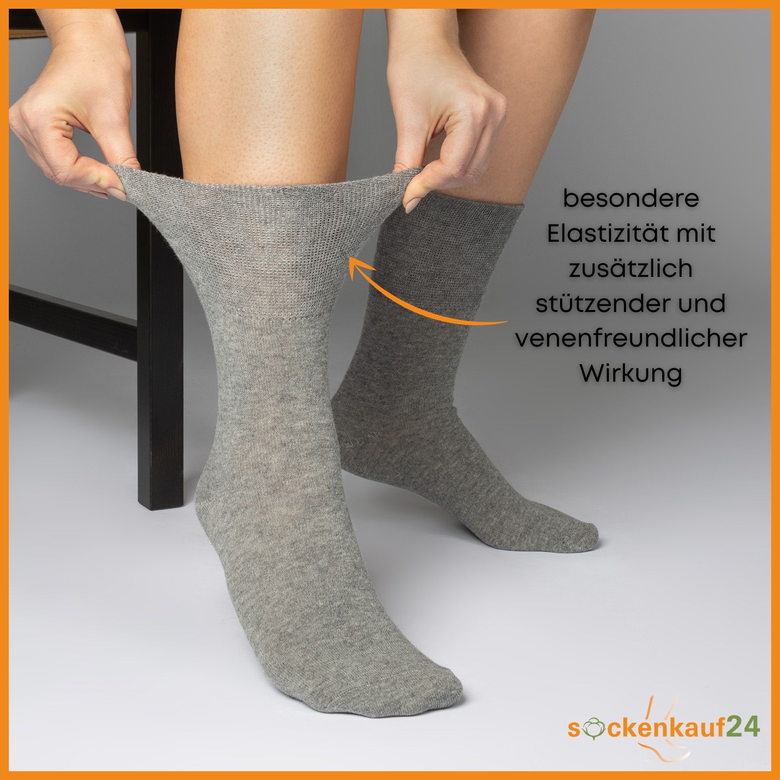 Graue Socken werden gedehnt. Text: Besondere Elastizität mit stützender und venenfreundlicher Wirkung.