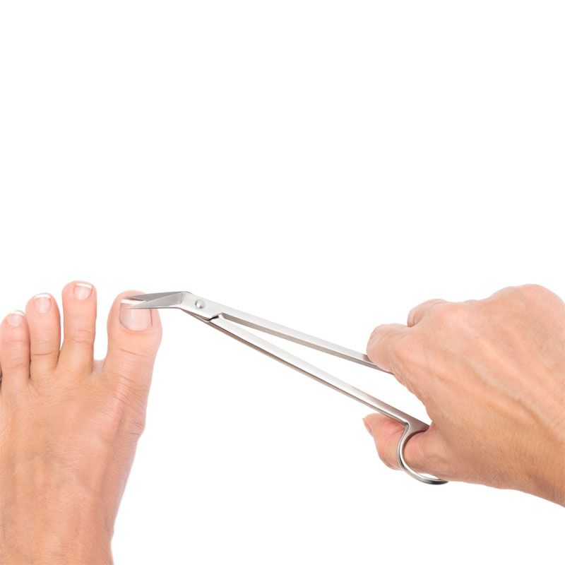 Person benutzt abgewinkelte Fußnagelschere an einem Zehennagel. Nahaufnahme von Fuß und Händen.