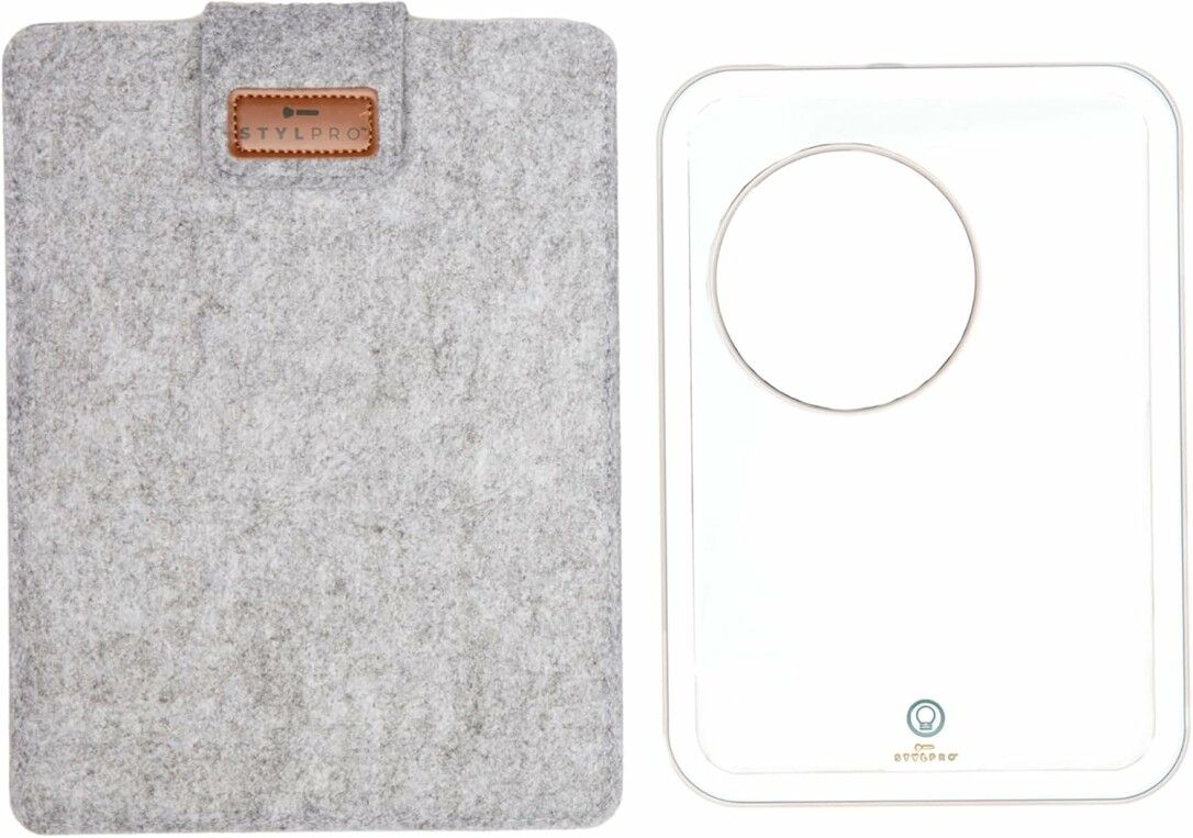 Graue Filzhülle mit Lasche und Logo. Daneben rechteckiger Spiegel mit rundem Vergrößerungsspiegel.